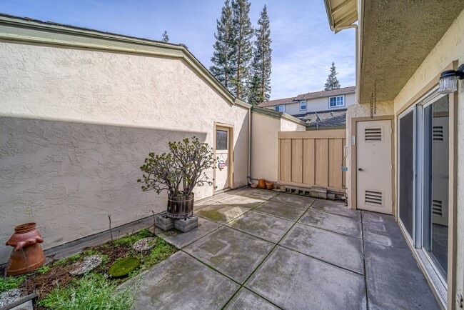 Building Photo - Sunnyvale Townhome, 3 beds 1.5 baths, Nice...