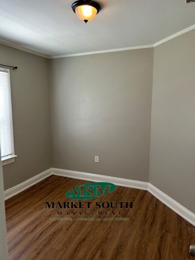 Building Photo - Lovely cottage across from Live Oak Park -...