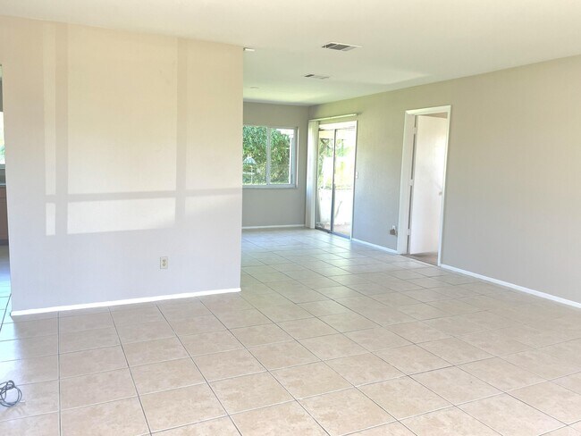 Building Photo - 2901 SW Birtle Ct