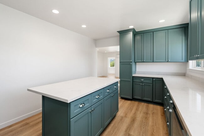 Building Photo - AVAILABLE FOR 2026-2027 SCHOOL YEAR...14 B...