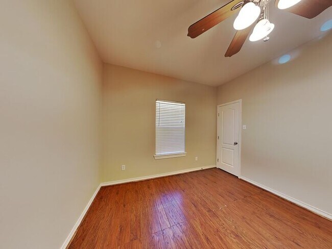 Building Photo - No Application Fees* $1000 off 1st months ...