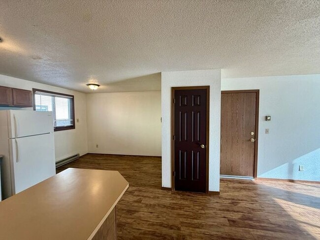 Building Photo - Cozy 2 Bed/1 Bath Apartment in North Loveland. New Wood Floors!