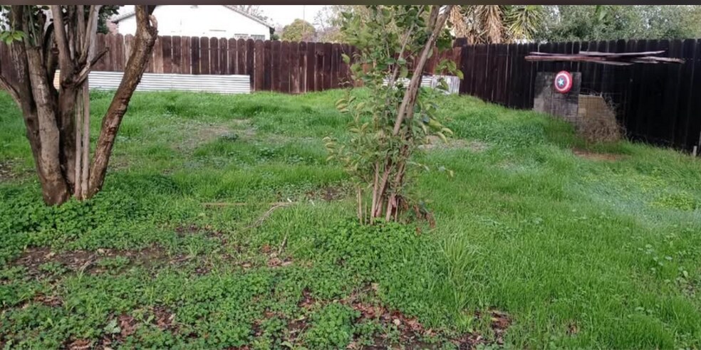 Building Photo - 751 Yosemite Pky