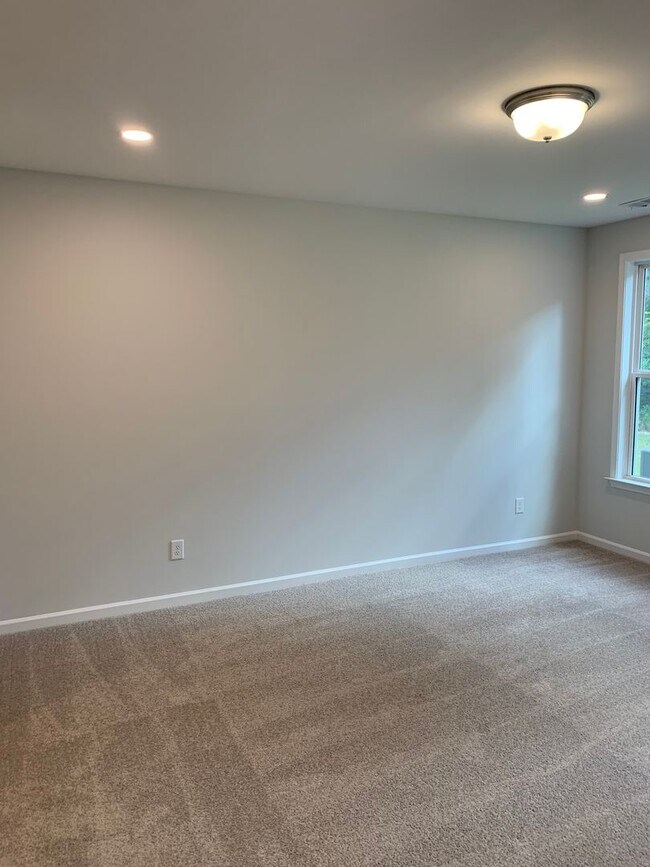 Building Photo - Modern Living in Windsor Hill