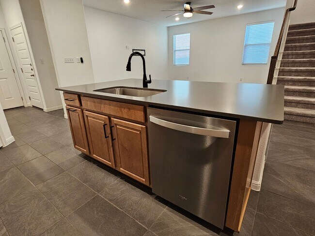 Building Photo - Beautiful 3 Bed / 3 Bath Home in North Lea...