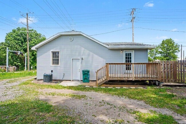 Building Photo - Completely remodeled home located on the north side of South Bend