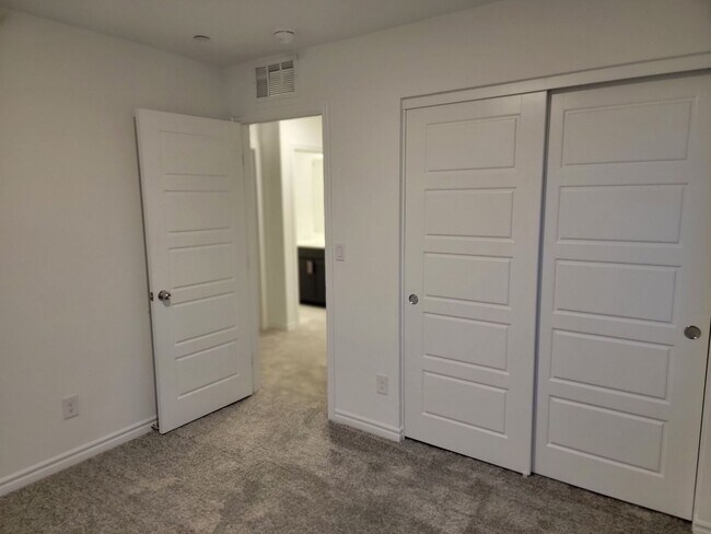 Building Photo - Stunning  4 Bedroom Townhome