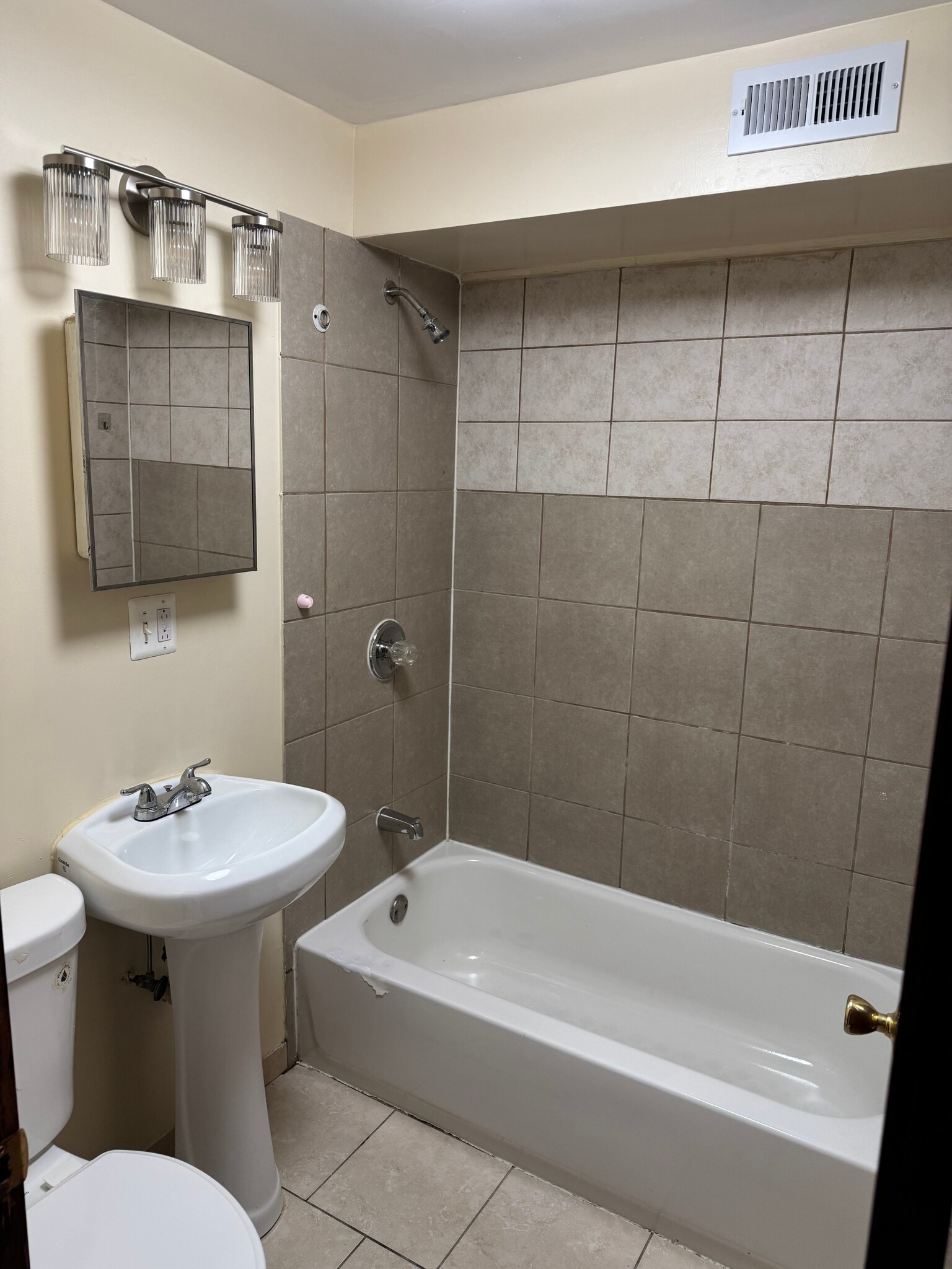 Building Photo - 3748 W Cermak Rd