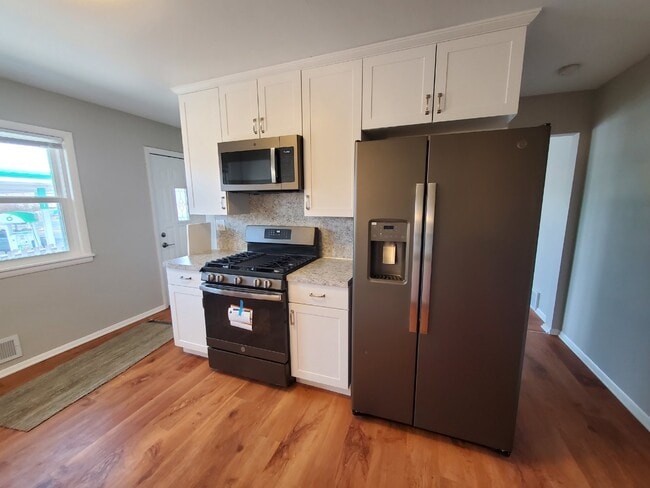 Building Photo - Gorgeous 3 bedroom 2 bath - Side by Side Duplex South Minneapolis