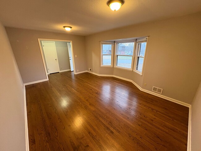 Building Photo - Huge Corner Lot in Grandview!! - 3 Bed / 2 Bath Split-Entry w/ Fenced Yard