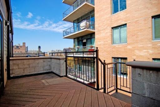 Building Photo - 918 W Van Buren St