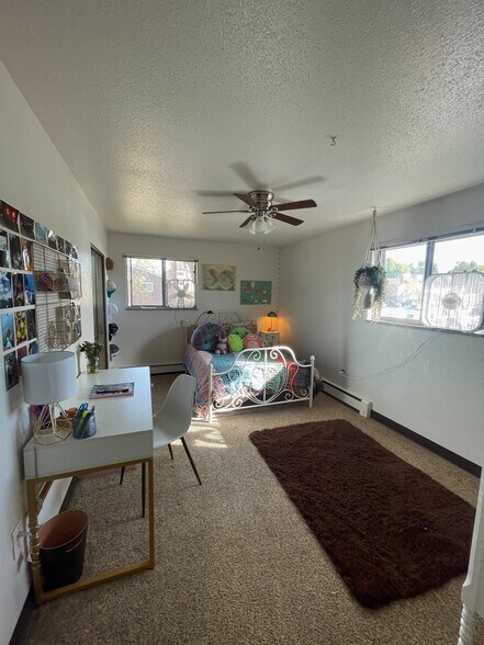 Building Photo - 925 James Ct