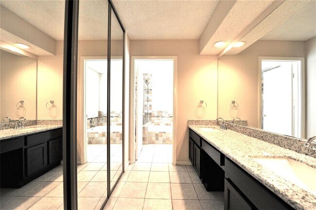 Building Photo - 2115 Braesmeadow Ln