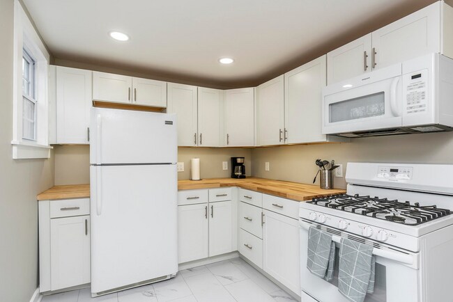 Building Photo - Charming, Fully Furnished Kenwick Rental | $1,250 mo
