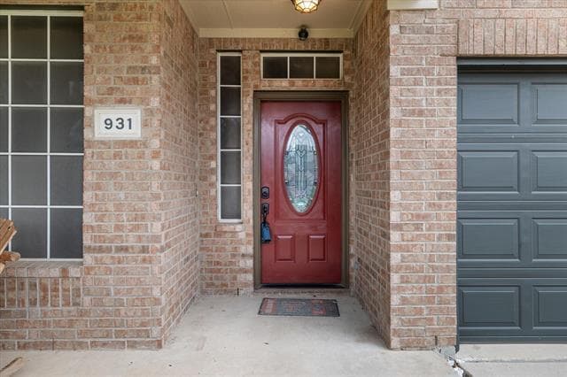 Building Photo - 931 W Cedar St