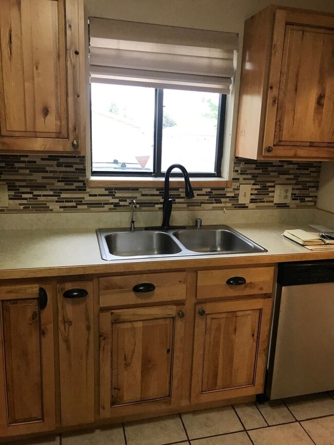 Building Photo - 2 Bed, 2.5 Bath Westend Condo!