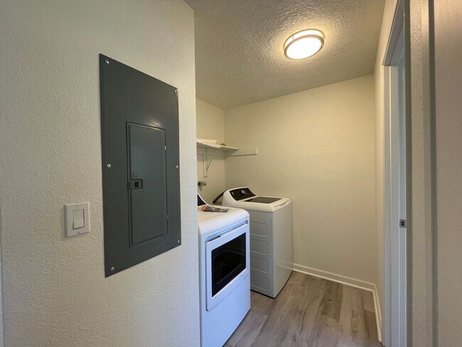 Building Photo - Spacious 2 Bed 1.5 Bath Apartment in Gresham - Newly Renovated w/ Washer & Dryer!