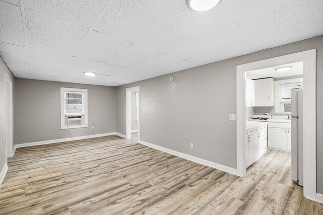 Building Photo - $25 Drive by & Apply for Beds 2 Bath House * Large Living/Dining + Bonus Room and Yard** Move in ...