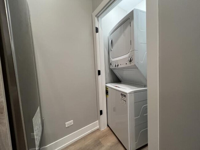 Building Photo - 1 bedroom in Chicago IL 60657