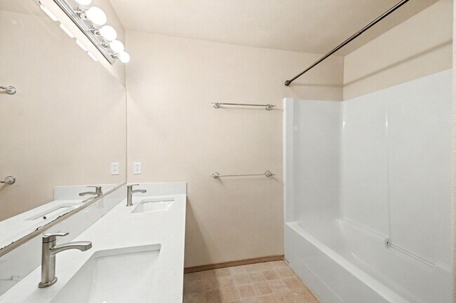 Building Photo - 4 bed 2.5 bath available now in Bothell