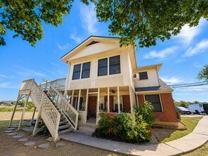 Building Photo - 910 Hillside Beach Dr
