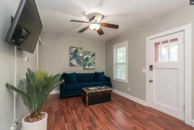 Building Photo - Dogtown House w/Fenced Yard Bordering the Park!