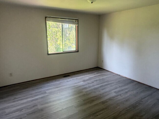 Building Photo - Large Mount Vernon Home on Acreage
