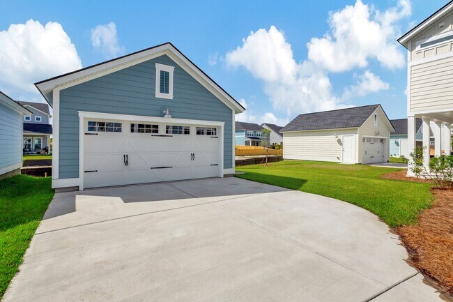 Building Photo - "Resort-Style Living Begins Right at Your ...