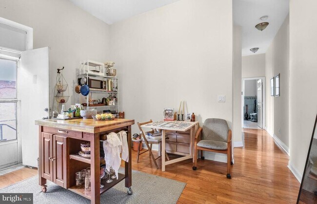 Building Photo - 3017 W Girard Ave