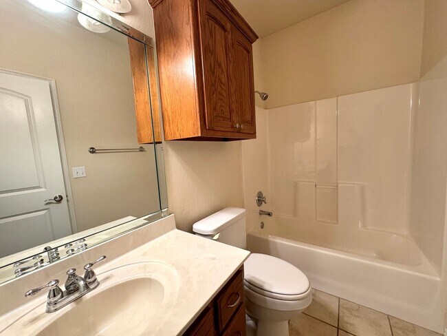 Building Photo - Stunning 2 bedroom 2 bathroom townhome in ...
