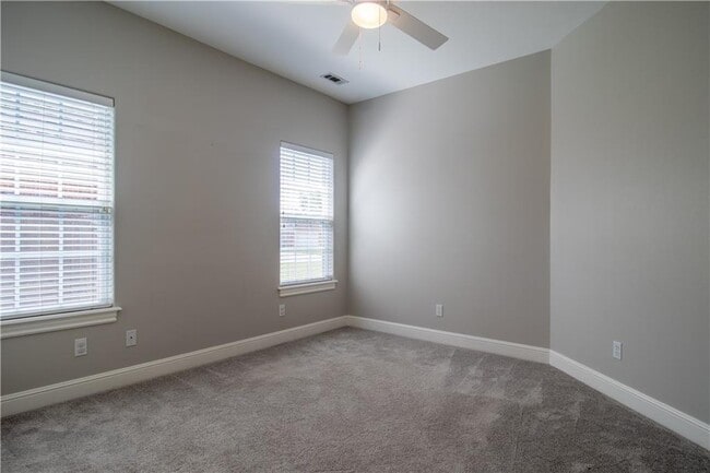 Building Photo - 5607 S 43rd St