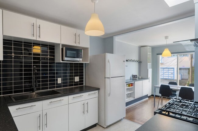 Building Photo - UPDATED LARGE BRIGHT 1800sf 3BR/2BA/1GR In...