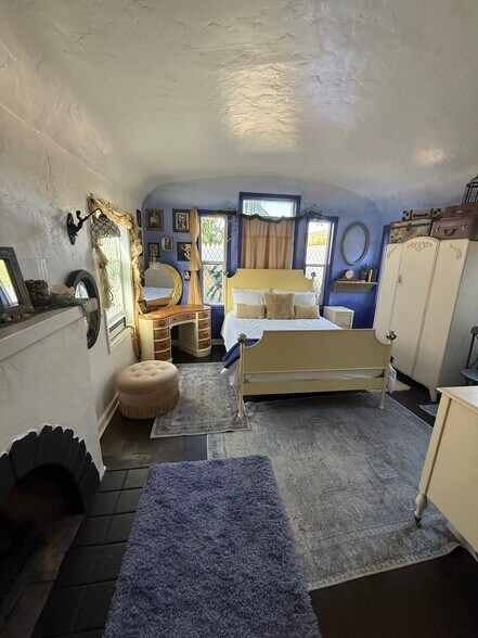 Master Bedroom - 302 E Vince St