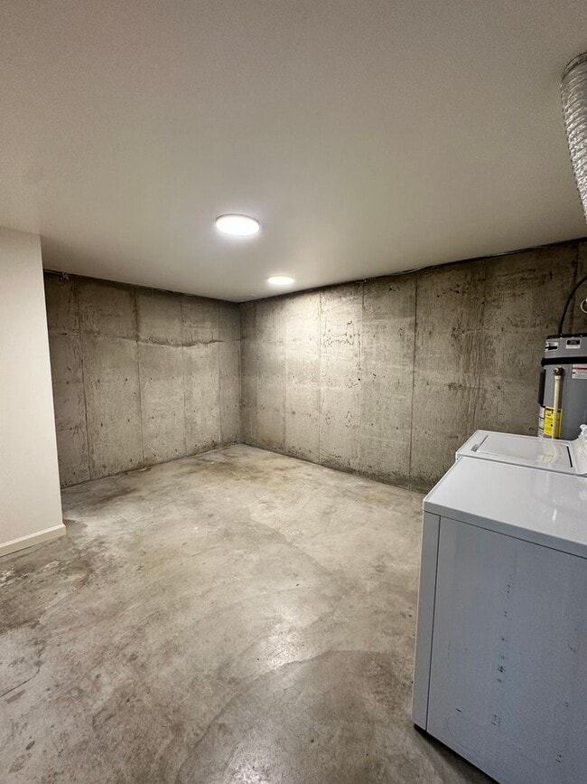 Building Photo - Large 4 Bed, 2 Bath House Available For Rent*