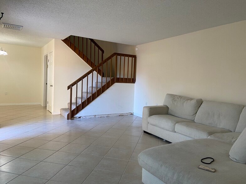 Building Photo - 1116 11th Ln