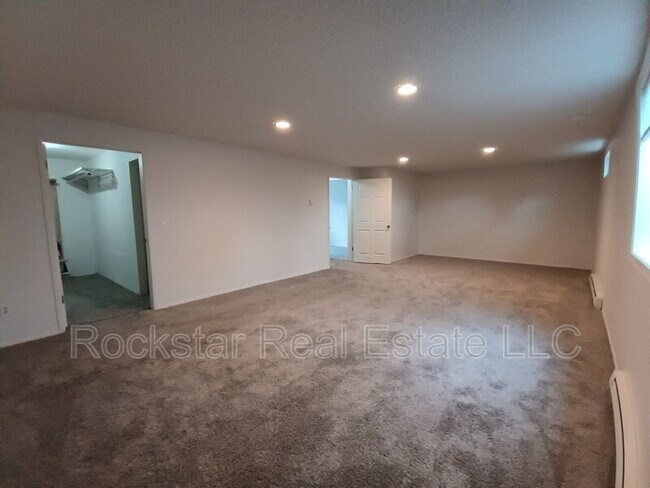 Building Photo - 704 E Bridgeport Ave