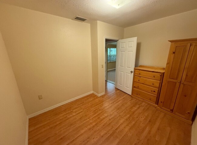 Building Photo - Charming 3/2- Heart of Zephyrhills