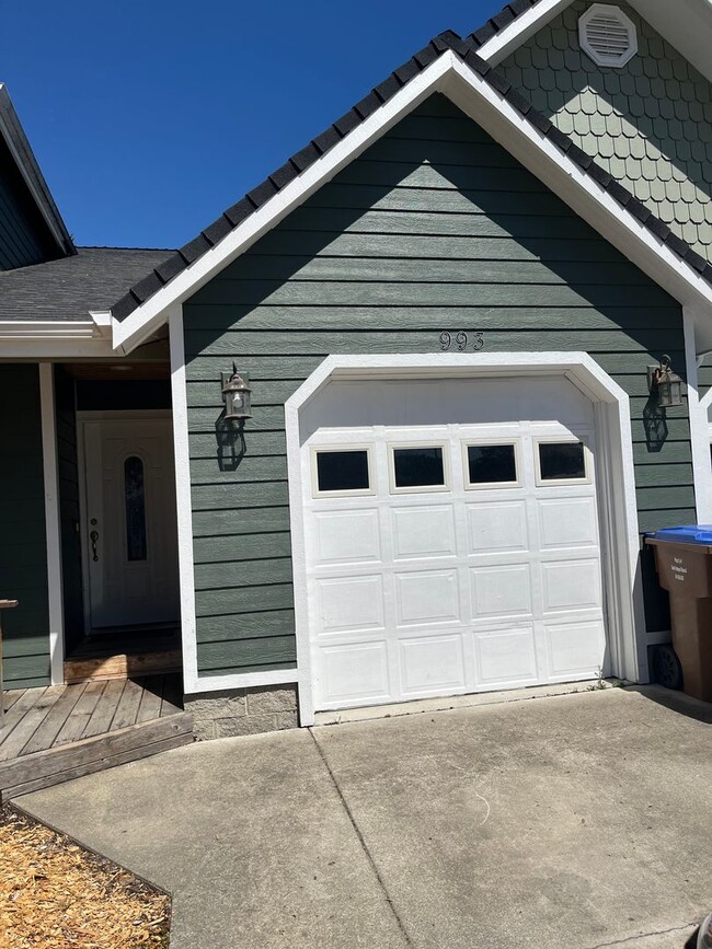 Building Photo - 3 bed / 2 bath Duplex