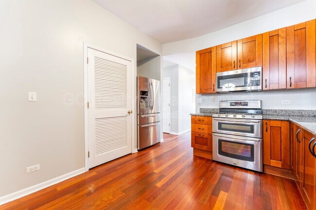 Building Photo - 4406 N Sacramento Ave