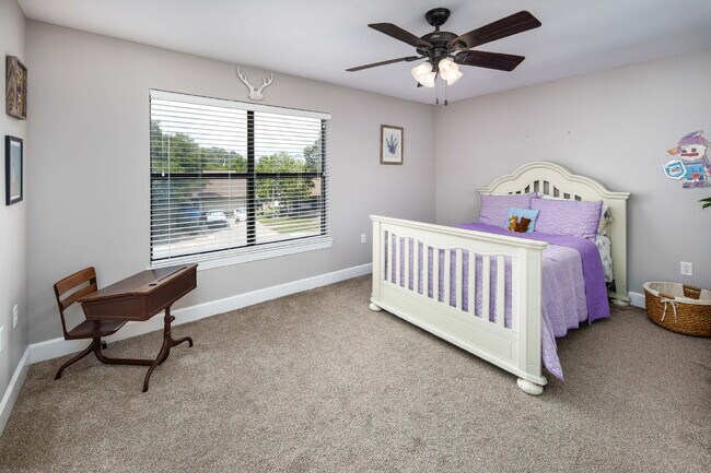 Building Photo - "Charming and Updated 3-Bed end unit townh...