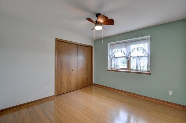 Building Photo - Spacious 4-Bedroom Home with Attached Garage in Salem Lakes