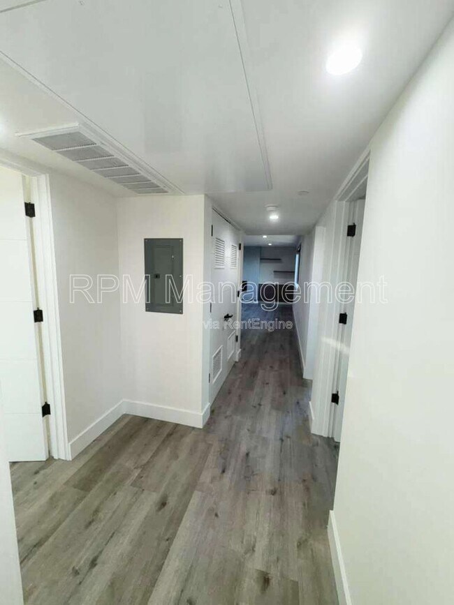 Building Photo - 5923 Laurel Canyon Blvd