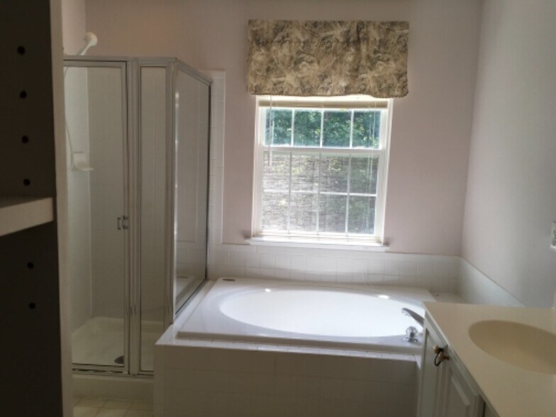 Building Photo - 8701 Rochelle Dr