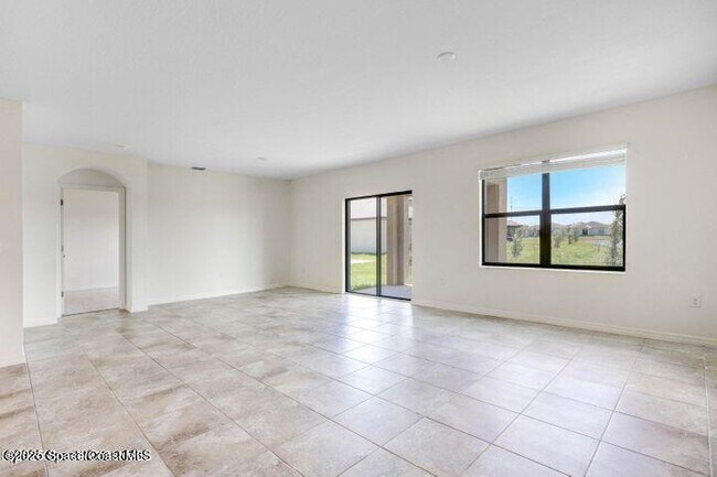 Building Photo - 1924 Capital Dr SE