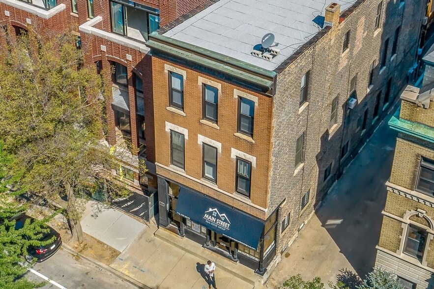 Building Photo - 2206 W Foster Ave