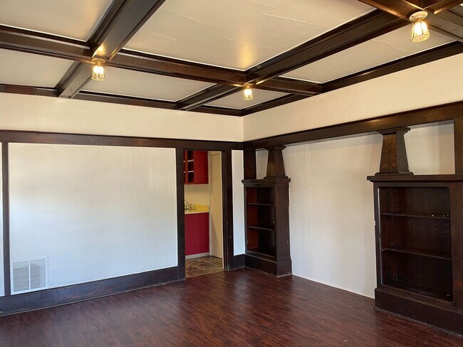 Building Photo - Beautiful Wood Details-Charming 1 Bedroom 1 Bath