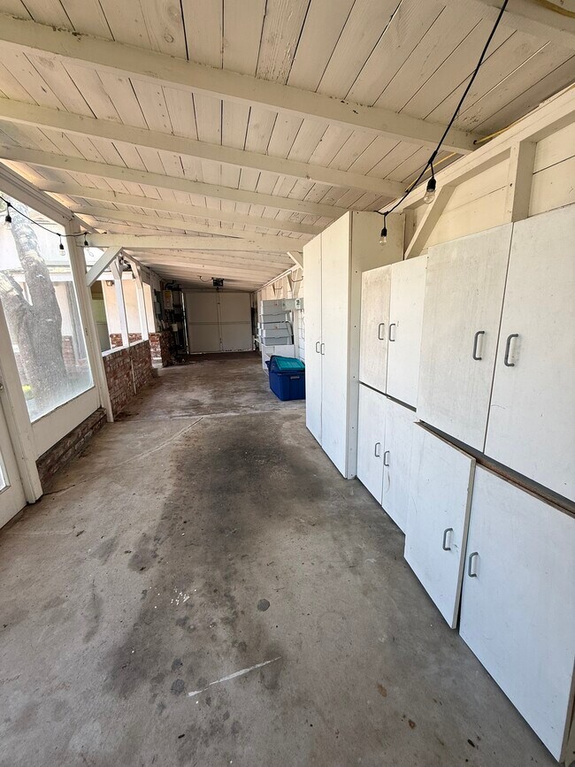Building Photo - 810 Martin St