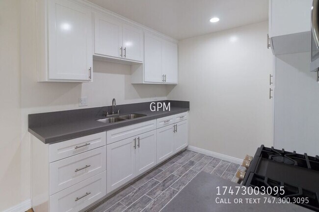 Building Photo - 12828 Oxnard St