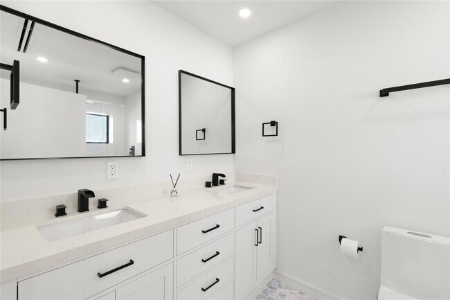 Building Photo - 455 SW 14th Ct