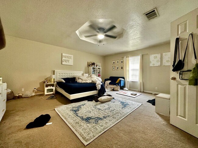 Building Photo - Spacious 4/2 Walking Distance to Campus & ...